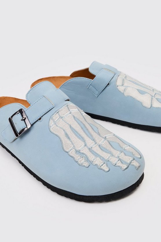 Mules aus Wildlederimitat mit Skelett-Stickerei