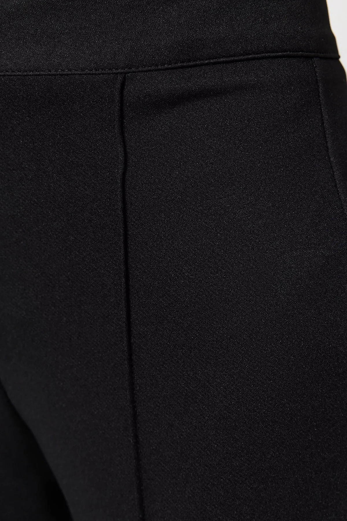 Trendyol Modest  Schwarze Strickhose mit Rippennähten TCTSS23EI00009