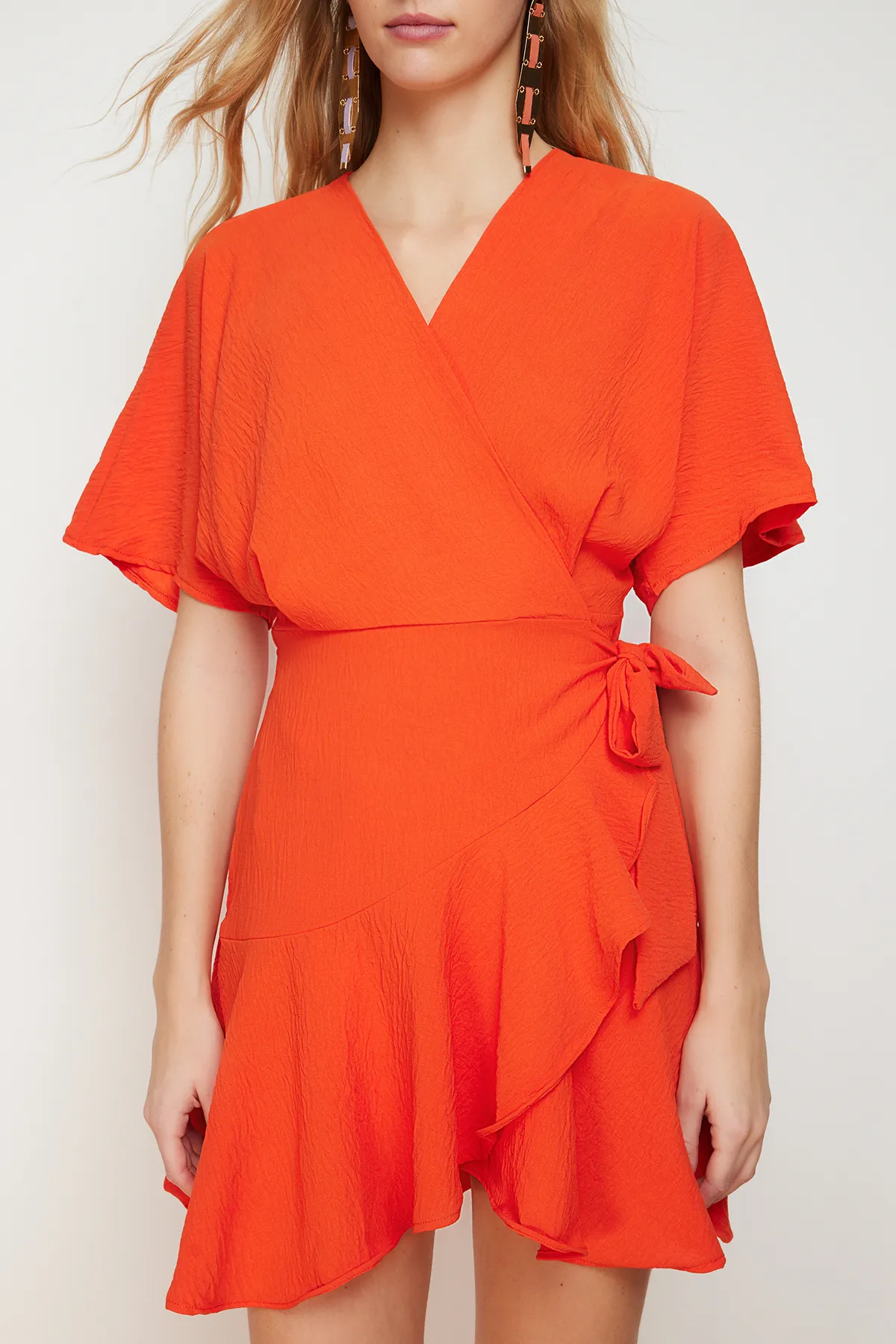 Trendyol Collection  Orangefarbenes Mini-Webkleid mit zweireihigem Rock und Volants TWOSS24EL00342