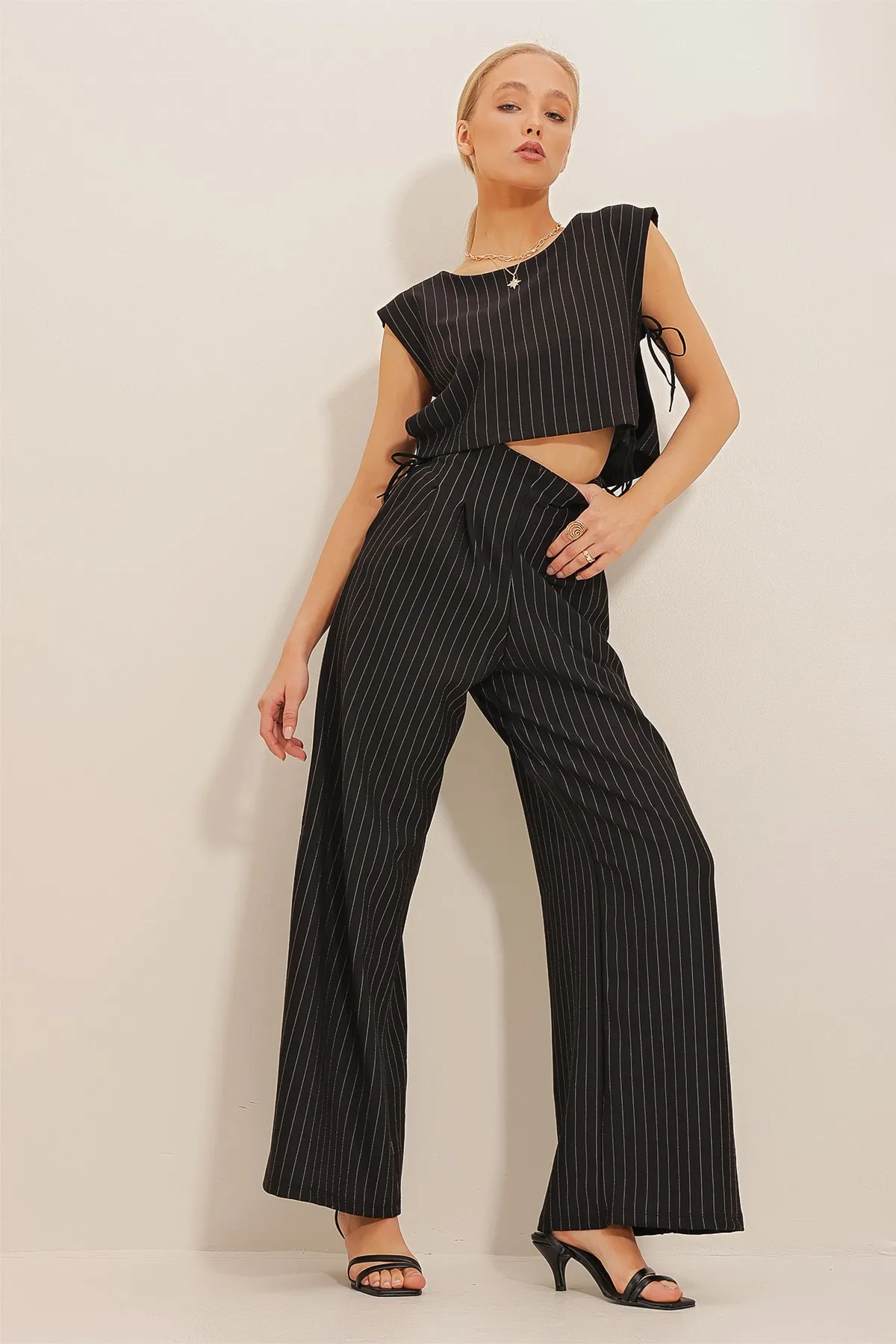 Trend Alaçatı Stili  Schwarzes Crop-Top und Palazzo-Hose mit Streifen für Damen, Doppelset ALC-X10645