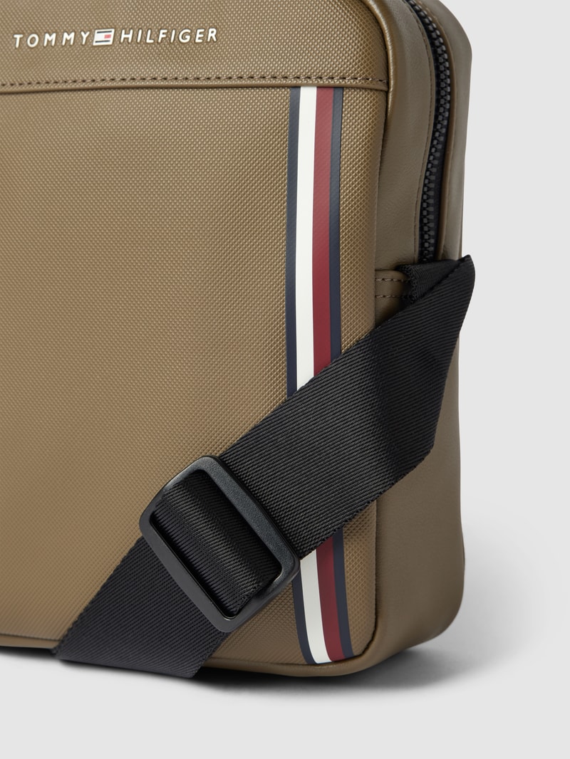 Crossbody Bag mit Label-Print Modell 'PIQUE' in schlamm