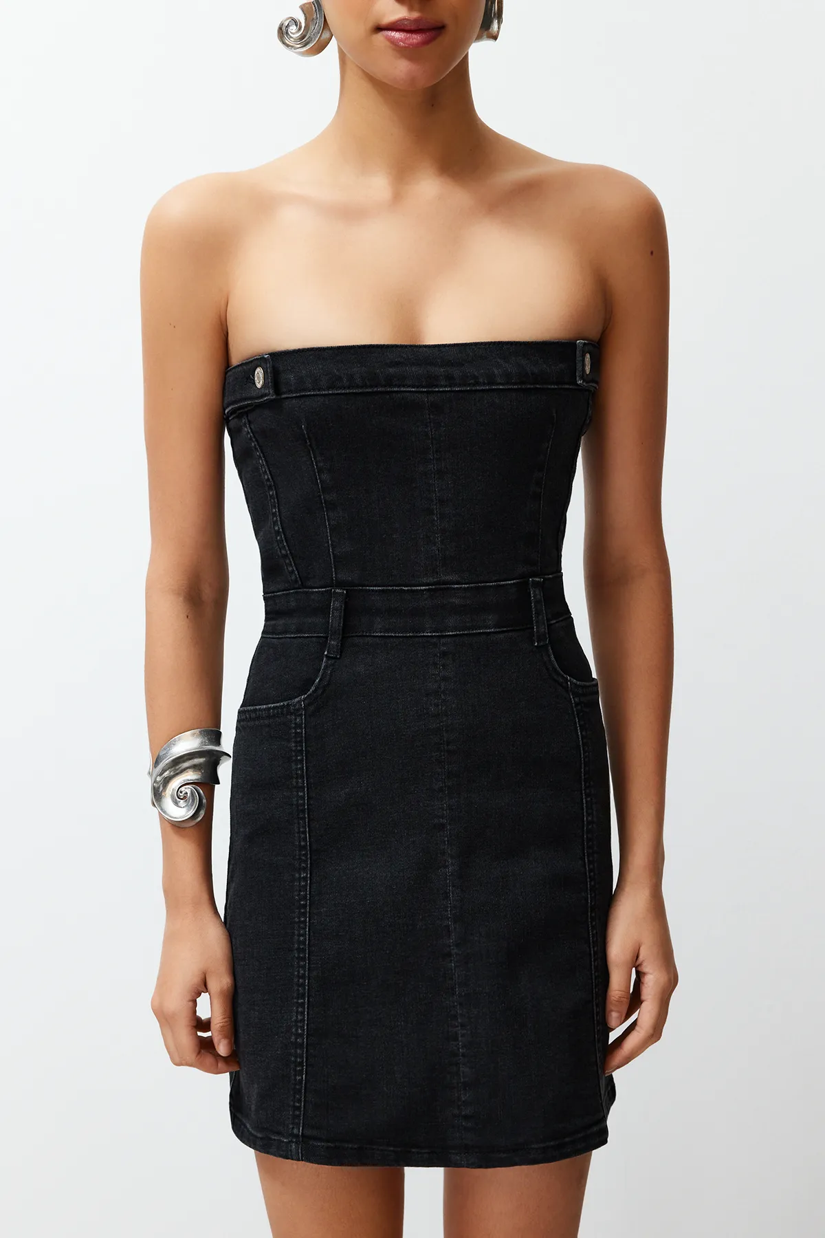 Trendyol Collection  Schwarzes trägerloses Mini-Jeanskleid mit Knopfdetail in limitierter Auflage TWOSS23EL01731