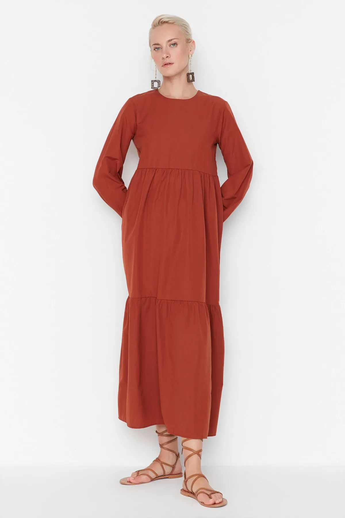 Trendyol Modest  Gewebtes Kleid aus Baumwolle mit weitem Schnitt und Fliesenmuster TCTSS21EL3406