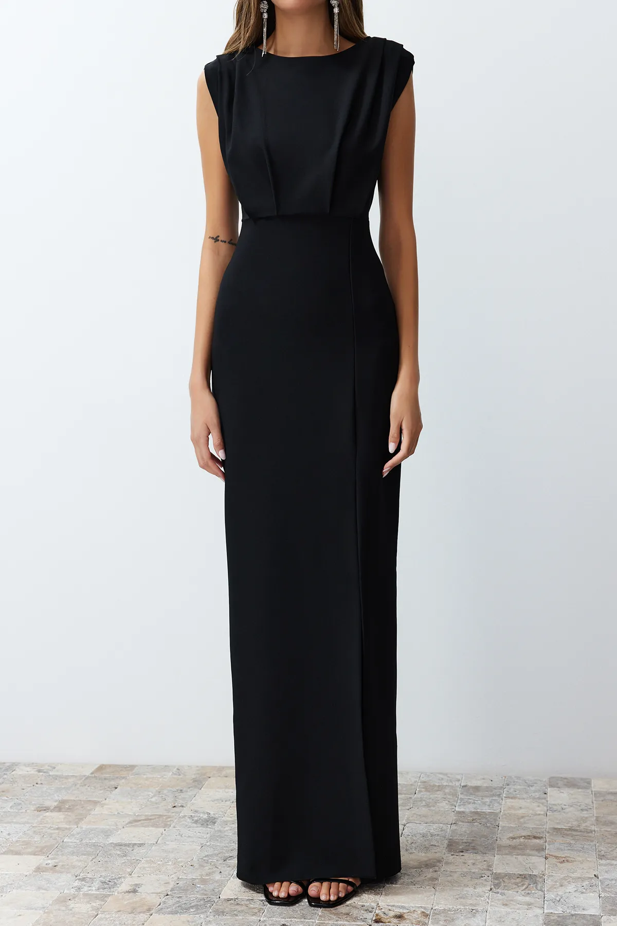Trendyol Collection  Schwarzes wattiertes langes gewebtes Abendkleid TPRSS24AE00087