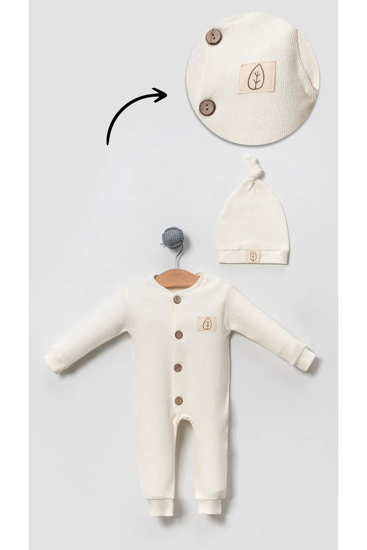 Bubito  Stylischer Unisex Baby-Overall mit Holzknopf und Mütze - weiß