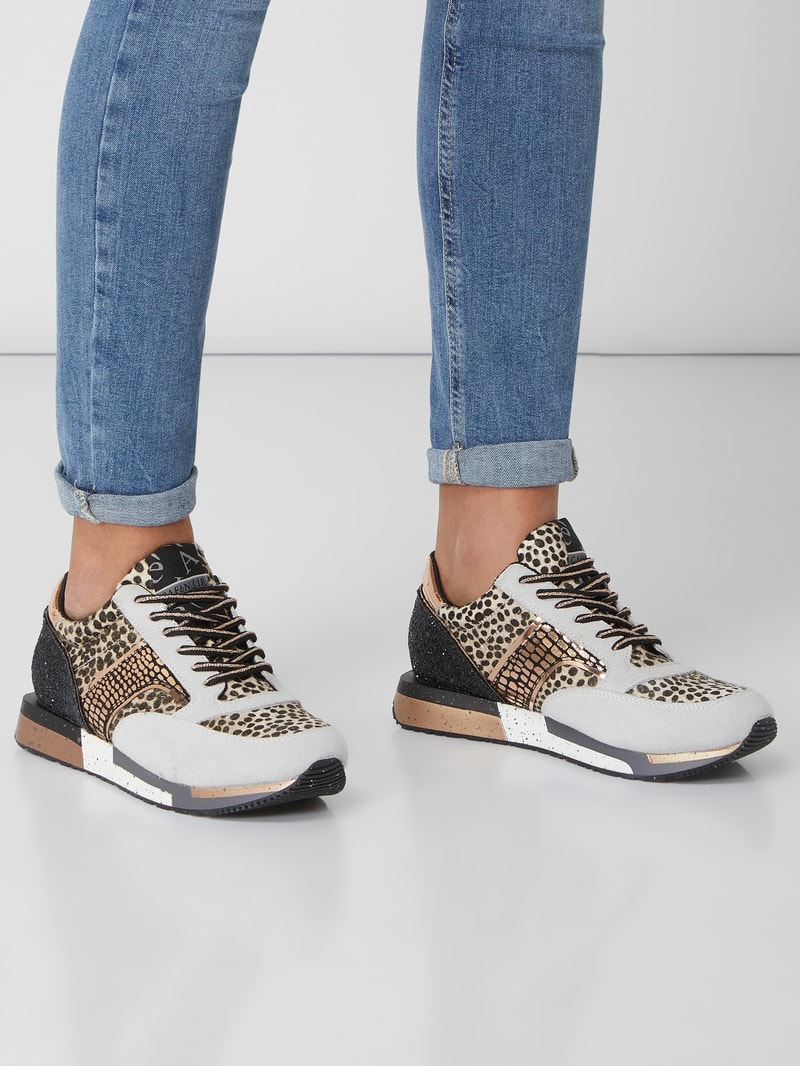 Sneaker aus Veloursleder in beige