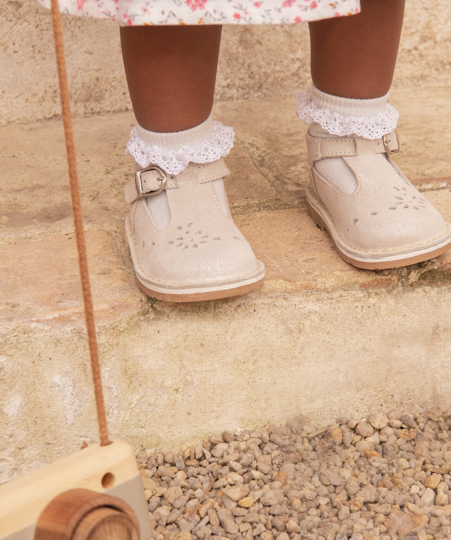 Babies bébé fille dessus cuir uni motifs perforés blanc | GEMO