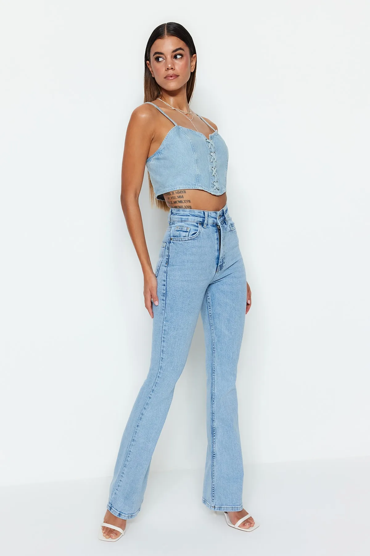 Trendyol Collection  Hellblaue Schlagjeans mit hoher Taille TWOSS23JE00063