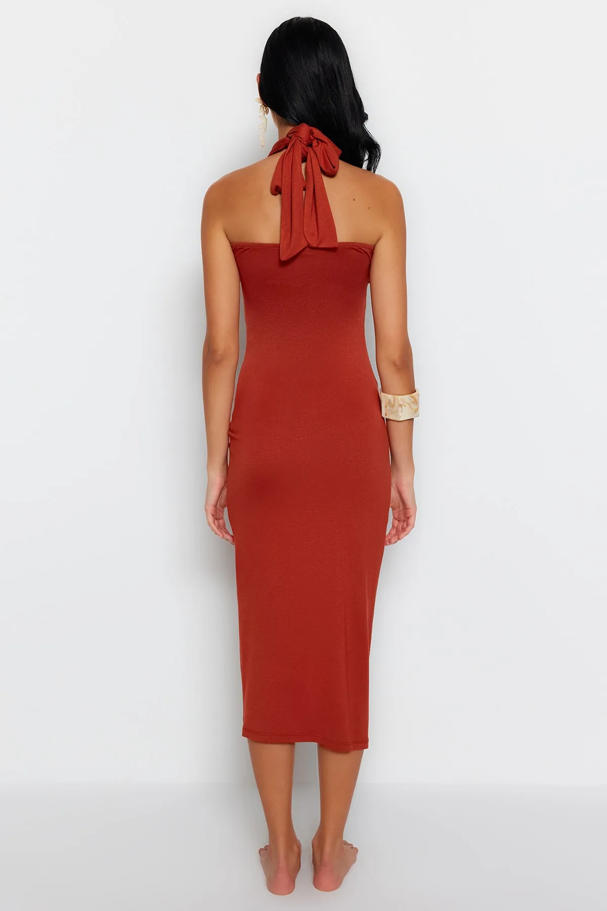 Trendyol Collection  Braunes, tailliertes, gestricktes Maxi-Strandkleid mit Ausschnitten und Fenstern TBESS23EL00229