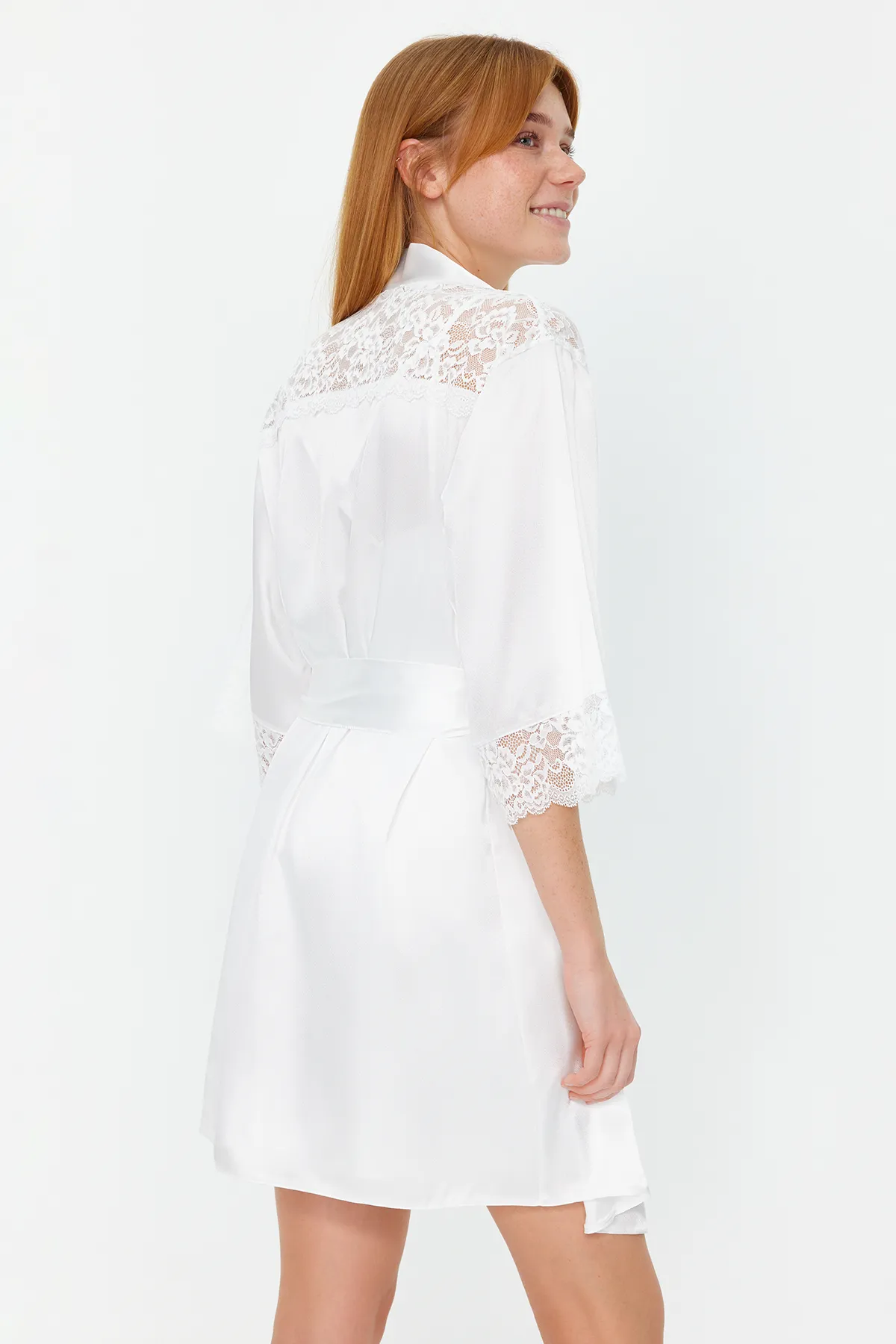 Trendyol Collection  Braut-Morgenmantel aus gewebtem Satin mit Gürtel und Spitze und detailliertem Detail THMSS21SB0001