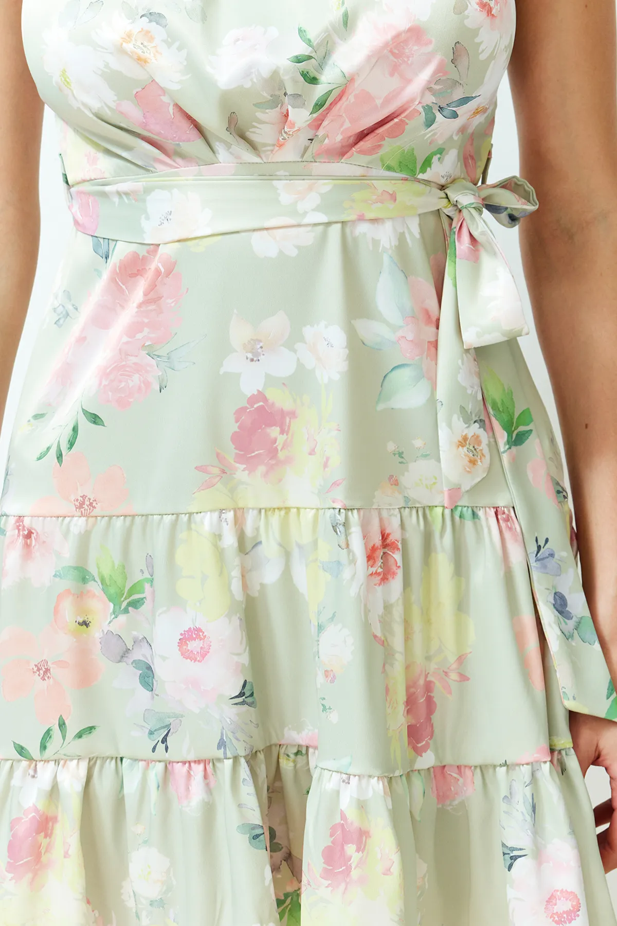 Trendyol Collection  Grünes A-Linien-Minikleid aus Satin mit Blumendruck TWOSS20EL2490