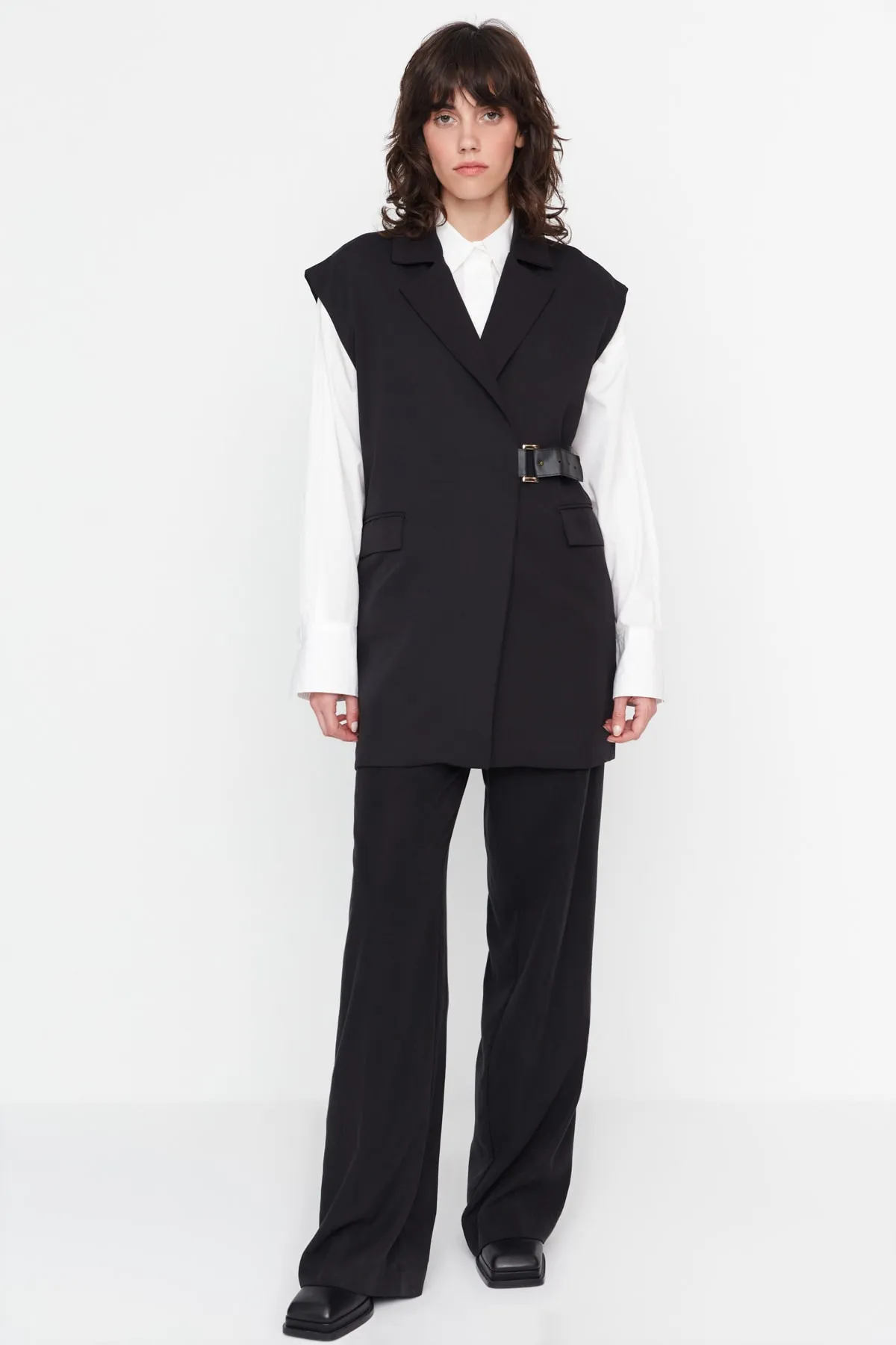 Trendyol Modest  Schwarze gewebte Weste mit halbem Gürtelverschluss und Taillenbund TCTAW23YL00006