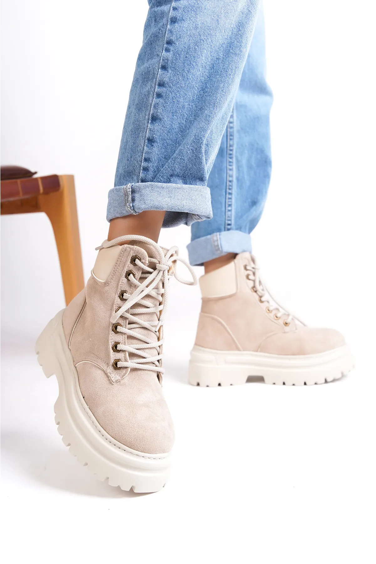 Capone Outfitters  Damen-Schnürstiefel mit runder Zehenpartie und Trac-Sohle