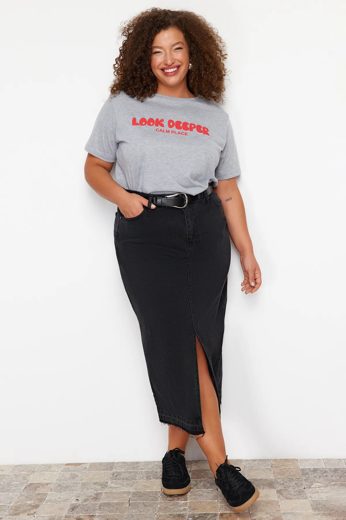 Trendyol Curve  Schwarzer Denim-Rock in großen Größen TBBSS23AZ00054