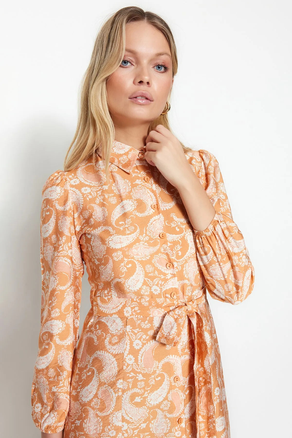 Trendyol Modest  Orangefarbenes gewebtes Hemdblusenkleid mit Schalkragen und Muster TCTSS23EB00145