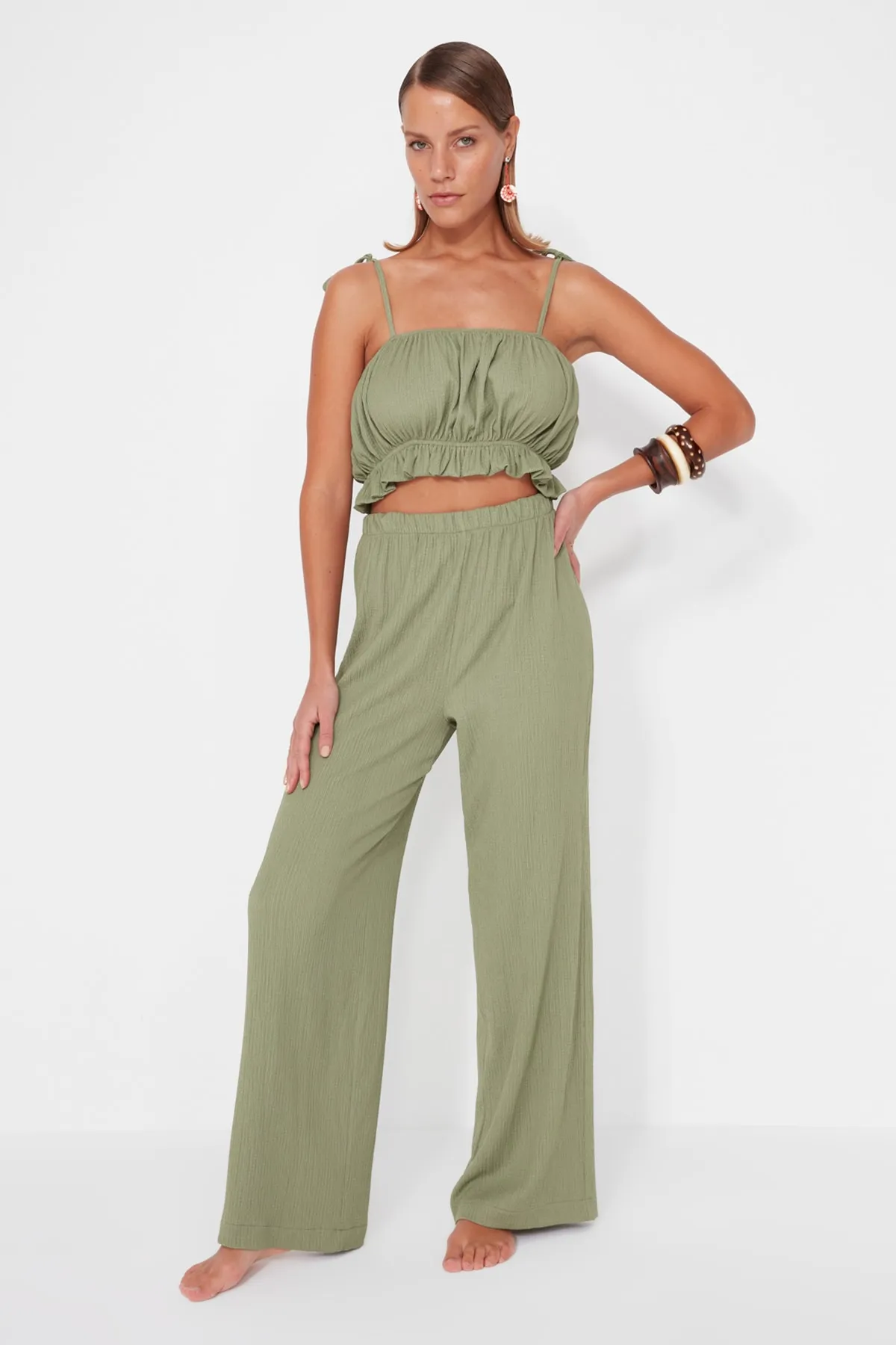 Trendyol Collection  Grünes gewebtes Rüschenblusen-Hosen-Set TBESS23AU00113