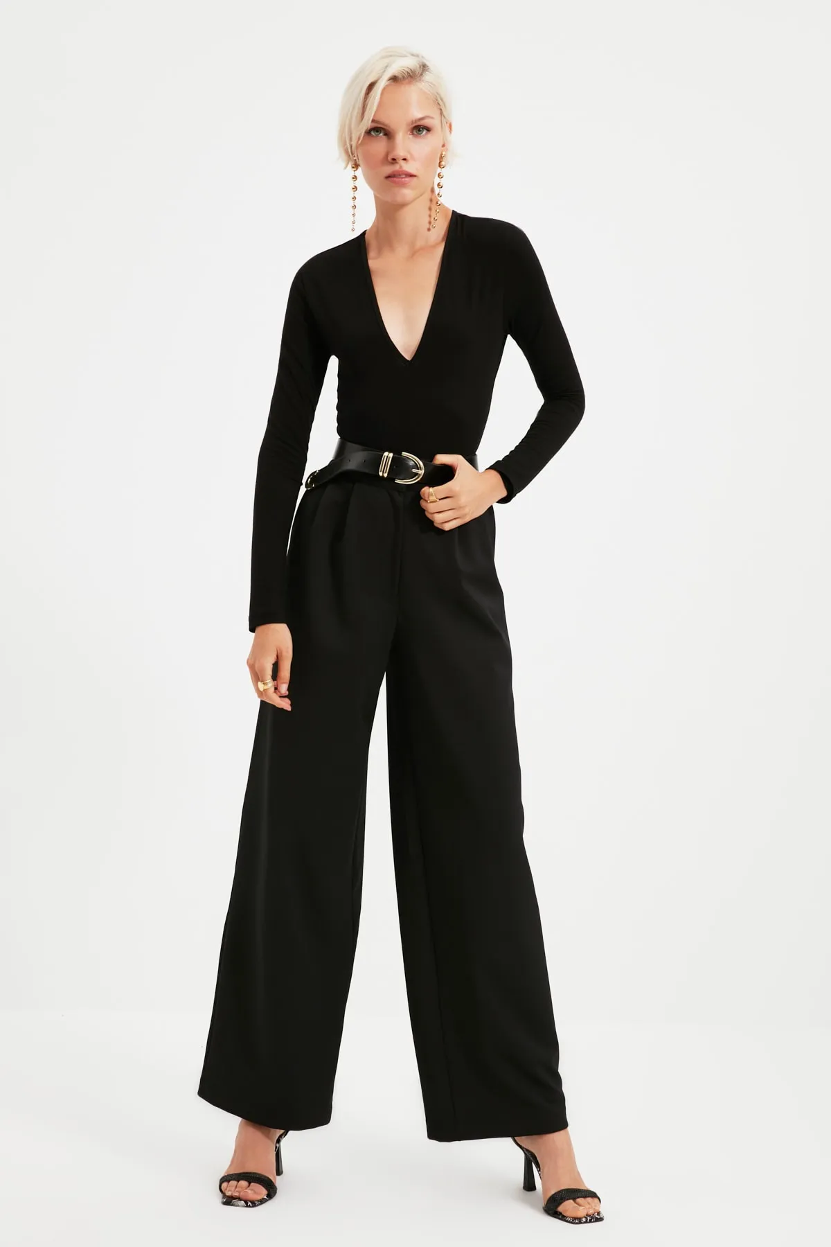 Trendyol Collection  Schwarzer Strick-Body mit tiefem V-Kragen und Druckknöpfen TPRAW22BD0084