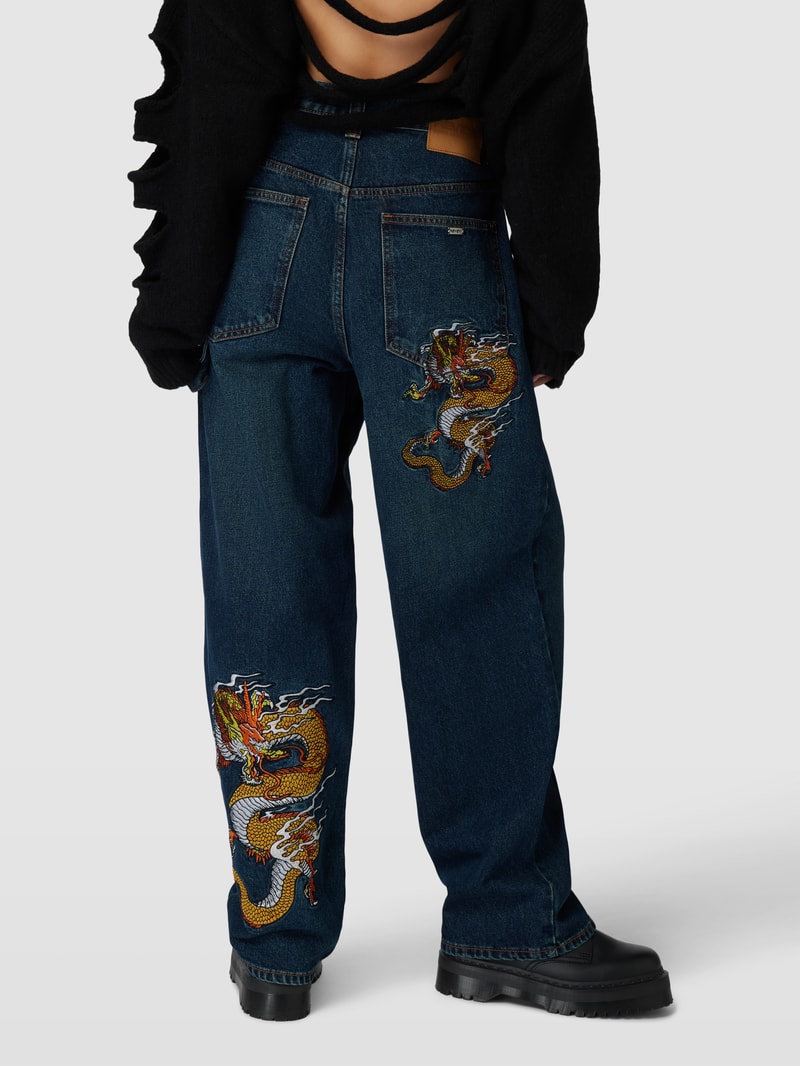 Jeans mit Motiv-Stitching in blau
