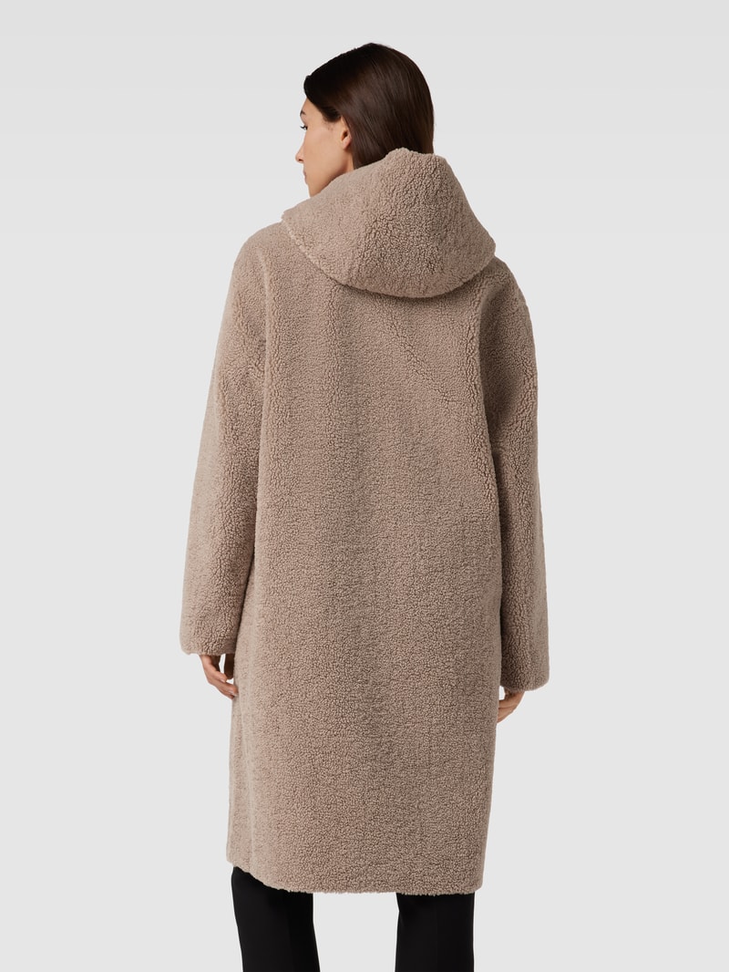 Mantel aus Teddyfell in taupe