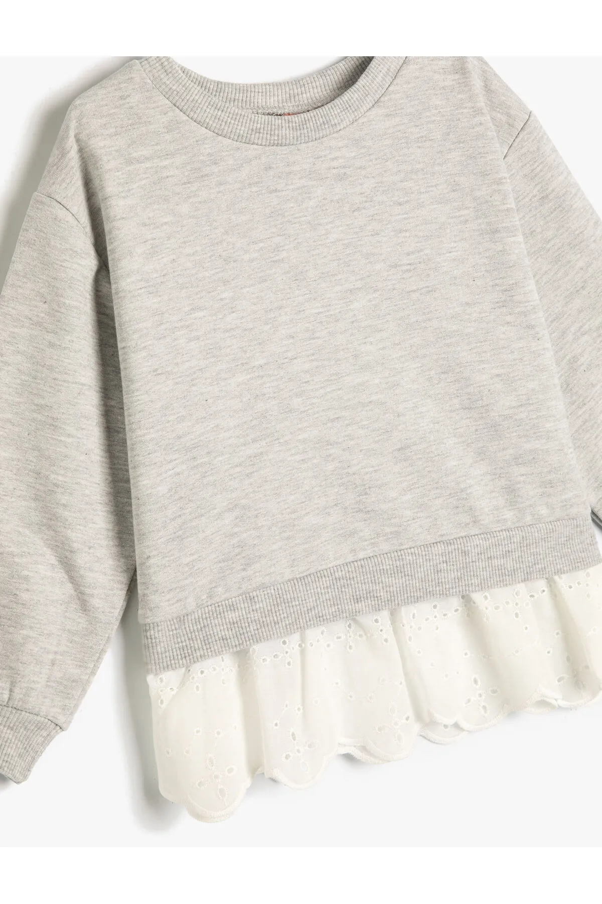 Koton  Sweatshirt mit langen Ärmeln, Rundhalsausschnitt, erhöhten Rüschen und Guipure-Detail