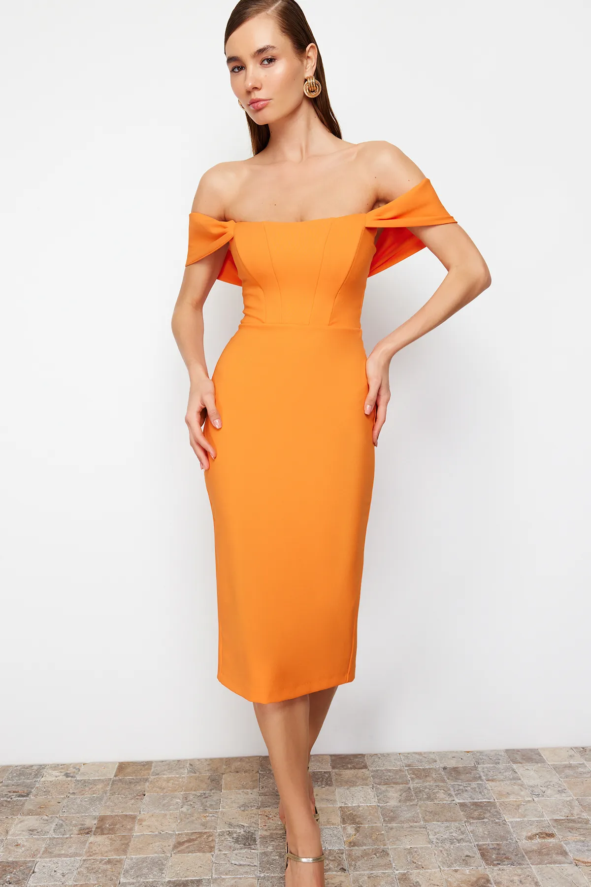 Trendyol Collection  Orangefarbenes, figurbetontes, gewebtes Korsett-Detail, elegantes Abendkleid TPRSS22EL00097