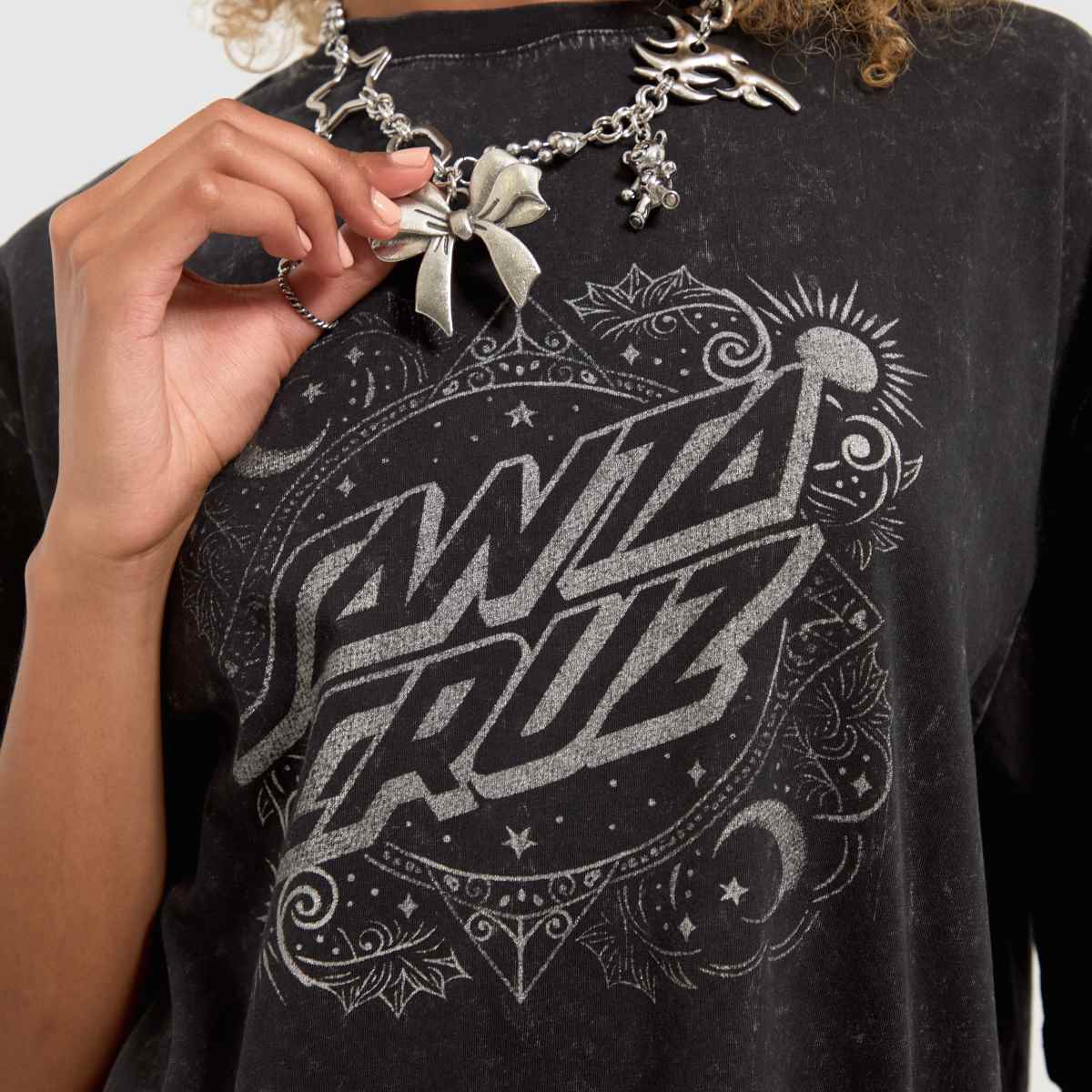 Santa Cruz – Svart t-shirt med utsmyckade prickar