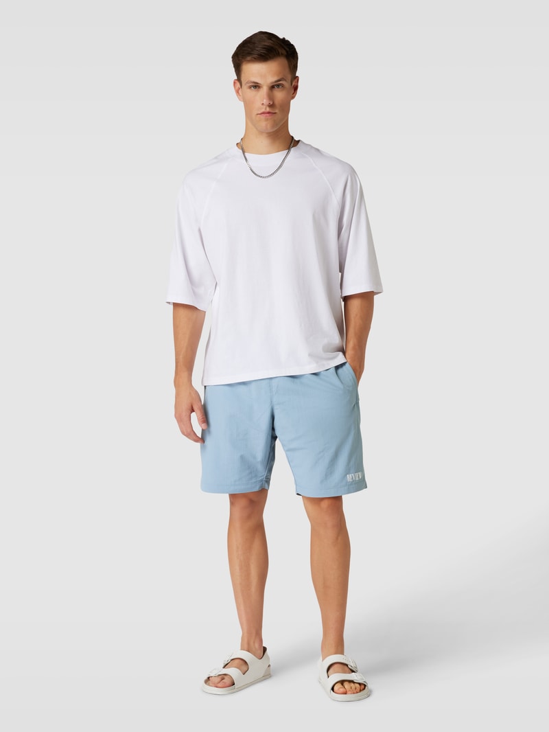 Shorts mit Label-Print in hellblau