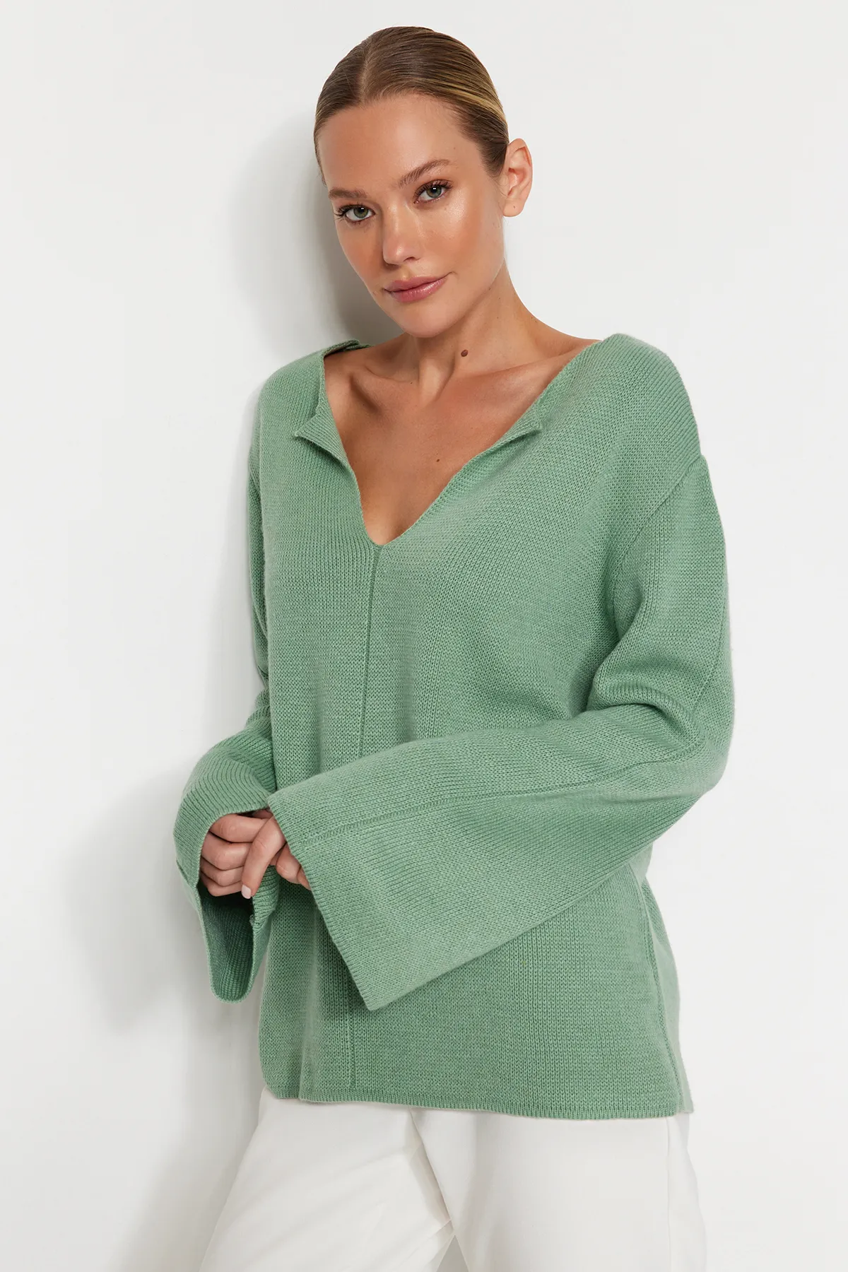 Trendyol Collection  Mintgrüner, nachhaltiger Strickpullover mit V-Ausschnitt TWOAW24KZ01233