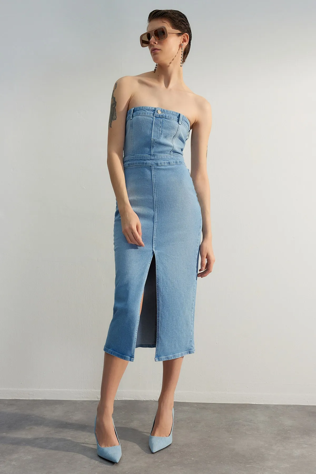 Trendyol Collection  Eisblauer Body mit Schlitz und detailliertem Midi-Denim-Stilvollem Abendkleid TPRSS23EL00539