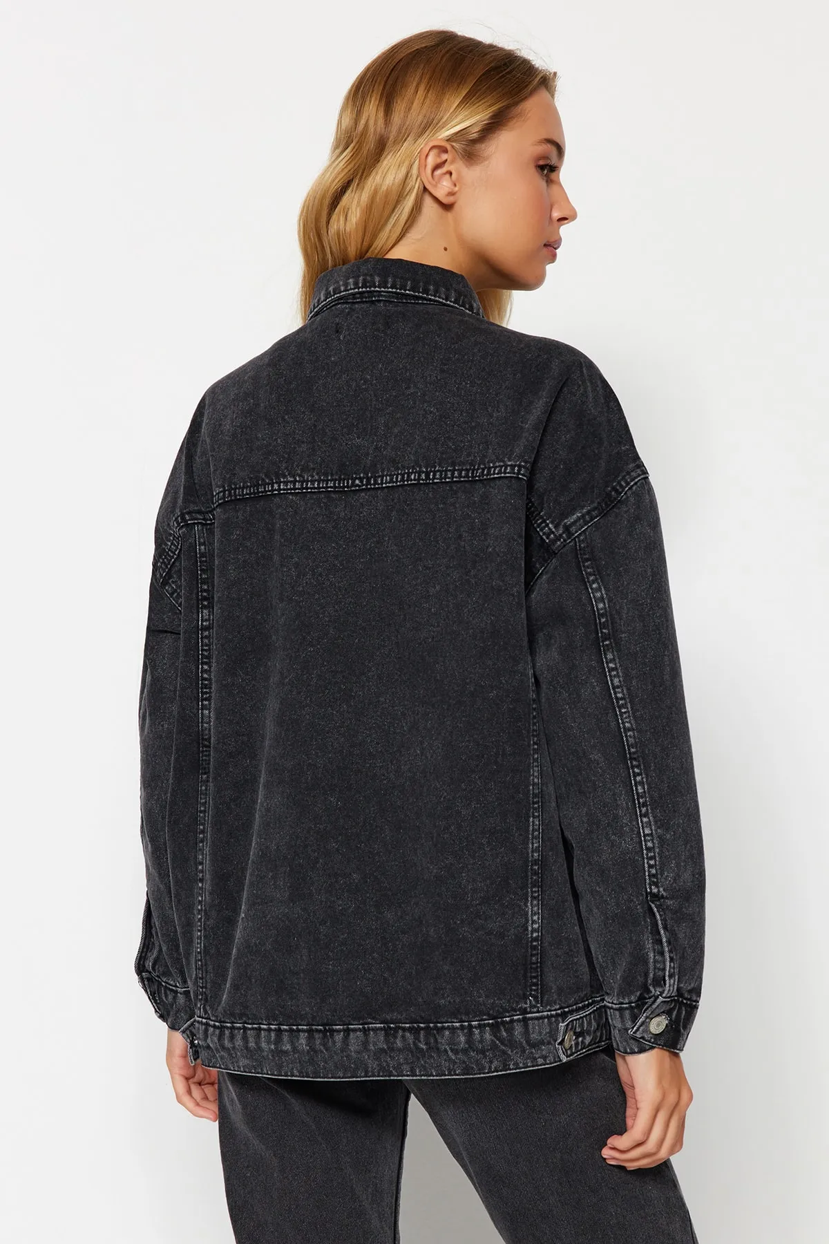 Trendyol Collection  Schwarze Oversize-Trucker-Jeansjacke TWOAW23CE00189