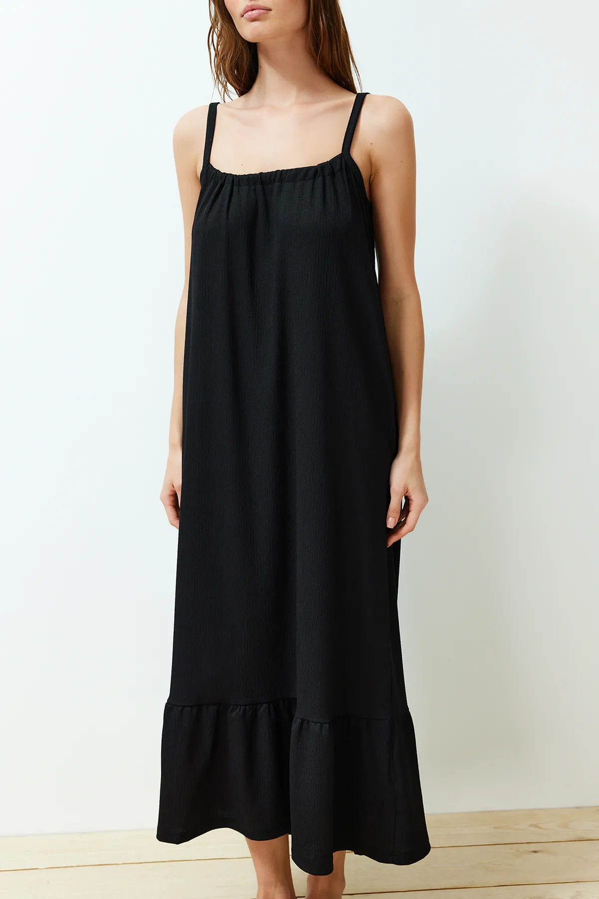 Trendyol Collection  Schwarzes, detailliertes, gewickeltes/strukturiertes Maxi-Strickkleid mit Trägern am Rücken TWOSS24EL00259