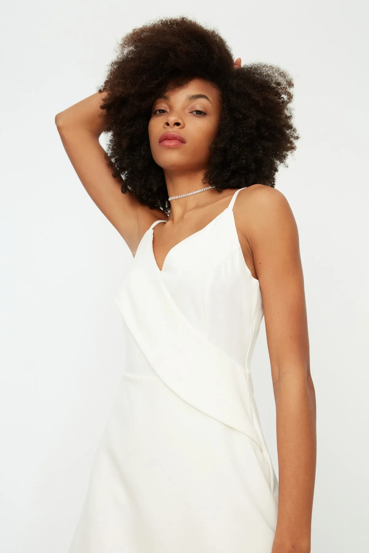 Trendyol Collection  Weißes A-Linien-Kleid aus gewebtem Mini-Volant mit Trägern und V-Ausschnitt TWOSS20EL1123