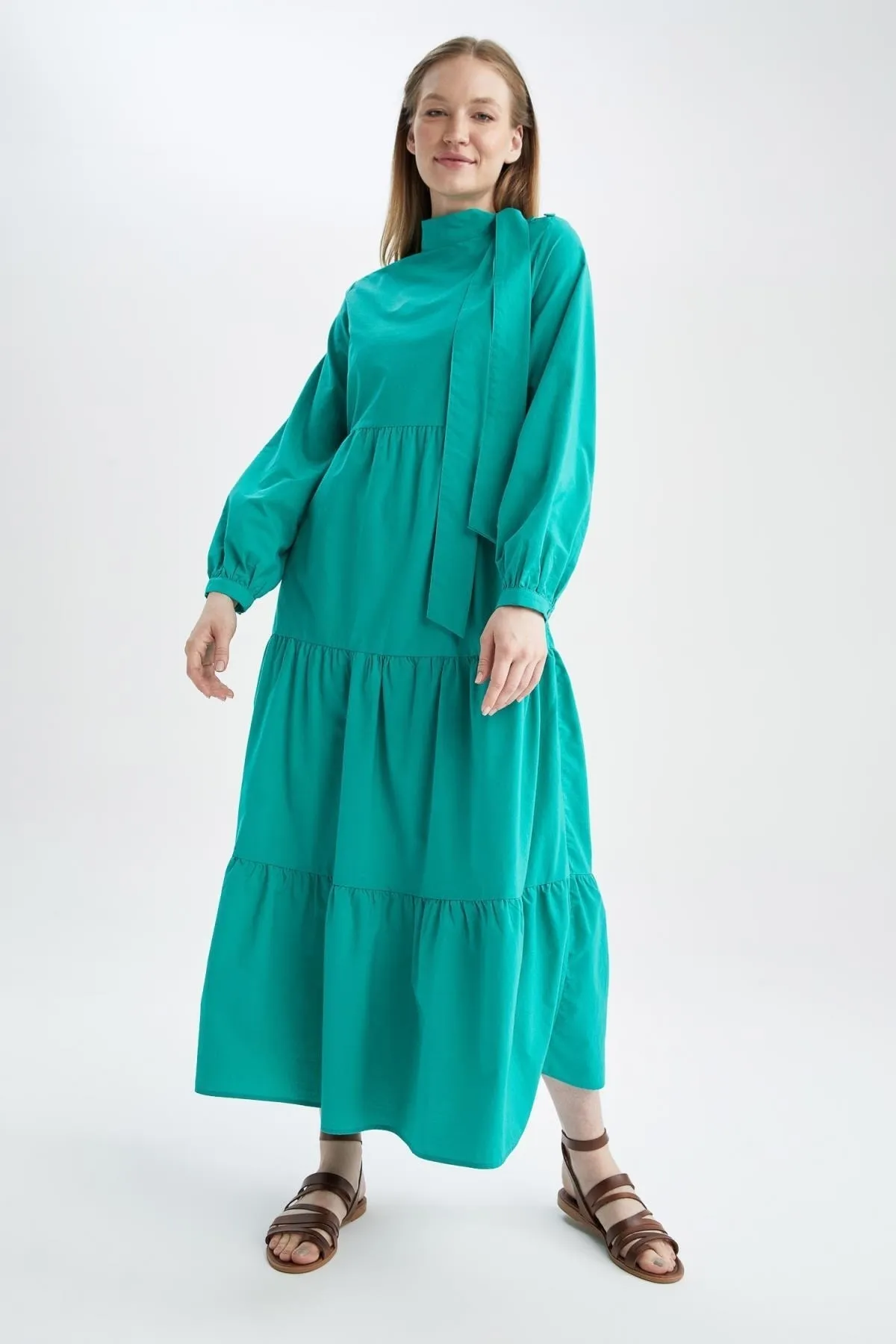 DeFacto  Langes Kleid aus Popeline mit entspannter Passform, Schalkragen und Volants