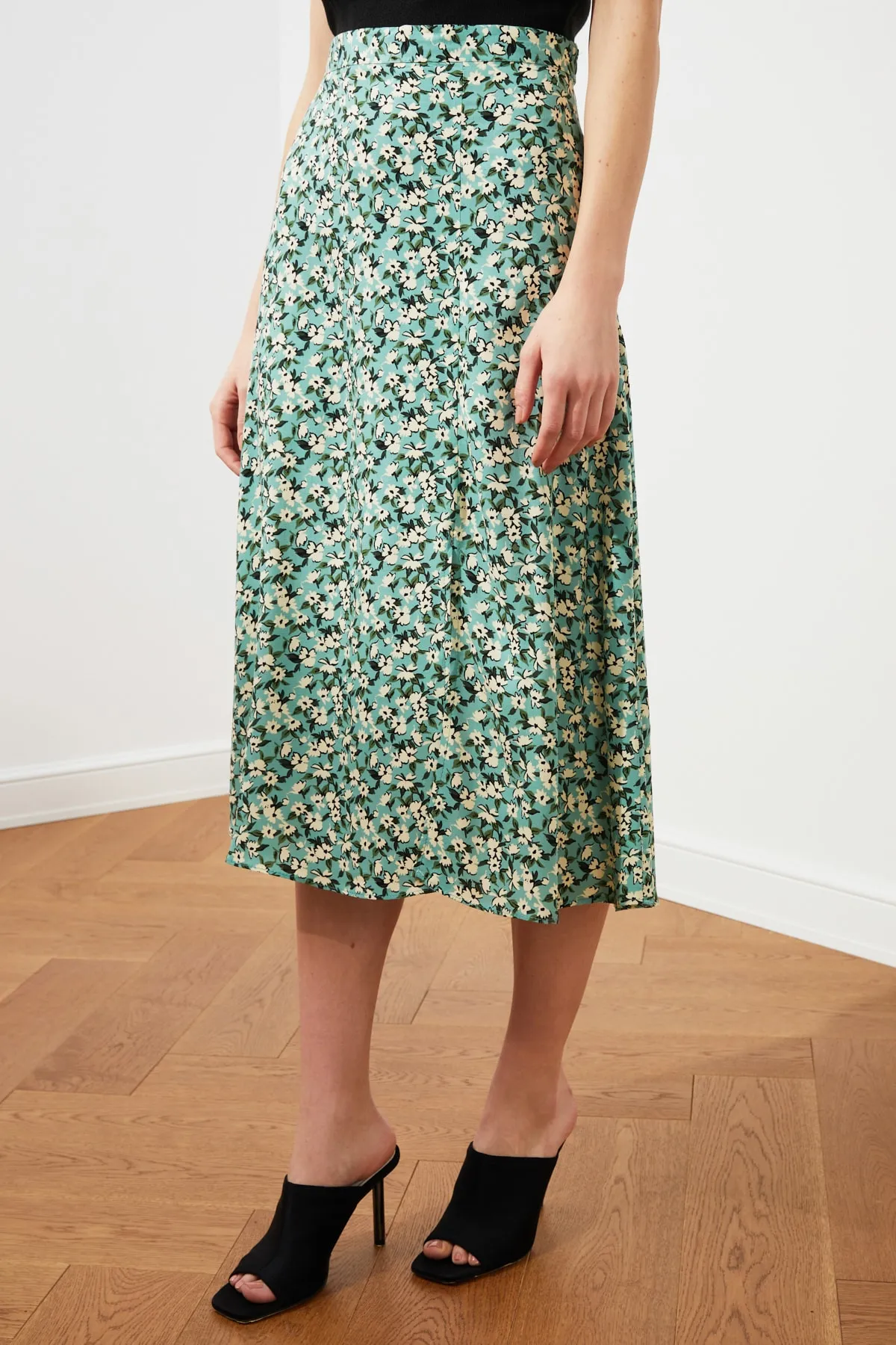 Trendyol Collection  Grüner gewebter Midirock aus Viskosestoff mit Schlitzdetail und Blumenmuster TWOSS20ET0230