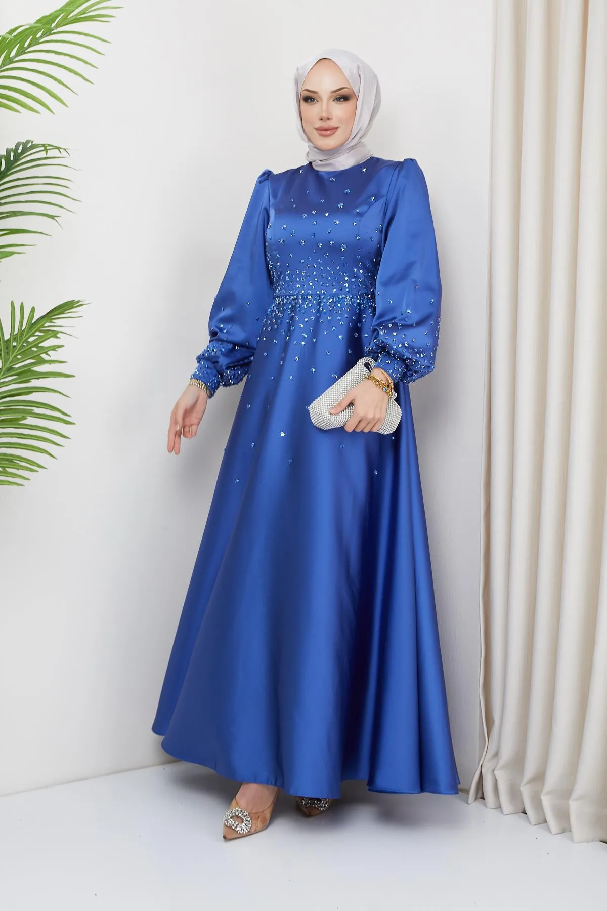 Olcay  Satin-Abendkleid mit verteilten Steindetails vorne und an den Ärmeln INDİGO 1658