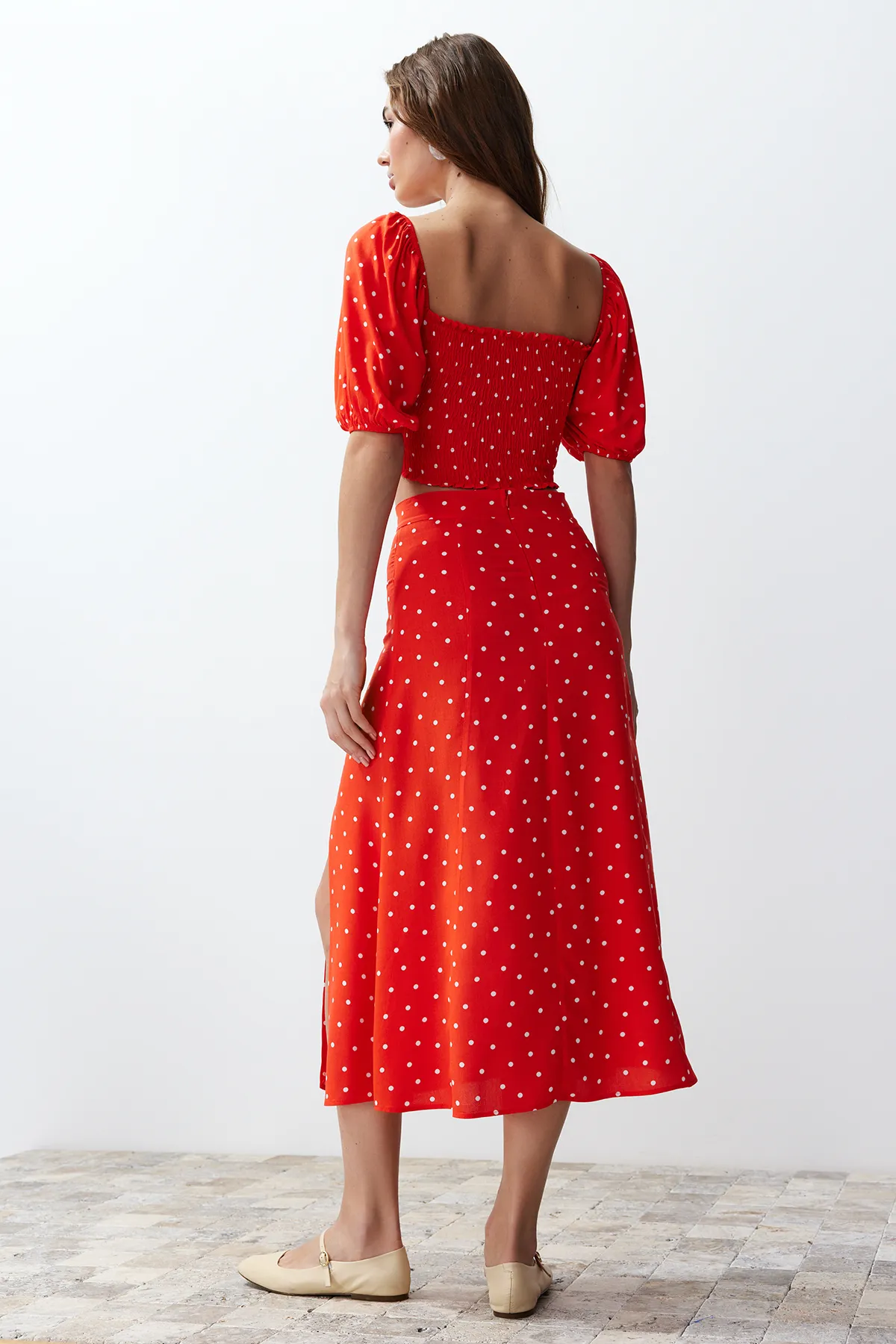 Trendyol Collection  Midi-Set aus Viskosegewebe mit gepunktetem Unterteil und Oberteil mit Fliesenschlitz TWOSS20AU0097
