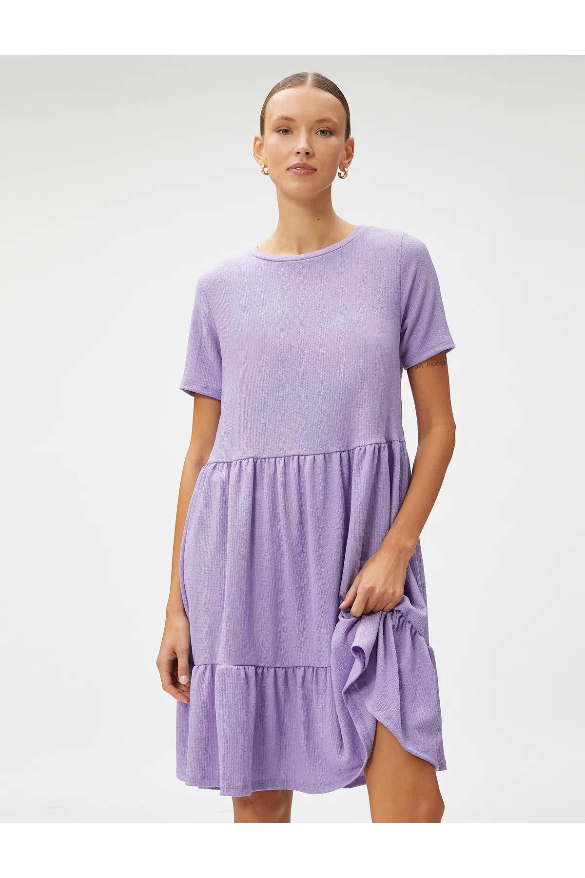 Koton  Kurzes Kleid mit kurzen Ärmeln und Rundhalsausschnitt