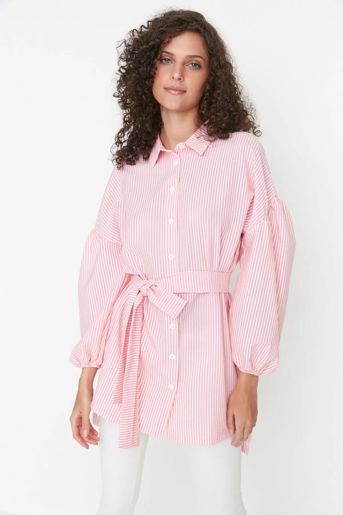Trendyol Modest  Rosa gestreiftes, gewebtes Hemd mit Ballonärmeln und langem Rücken, Gürtel TCTSS22GO0116