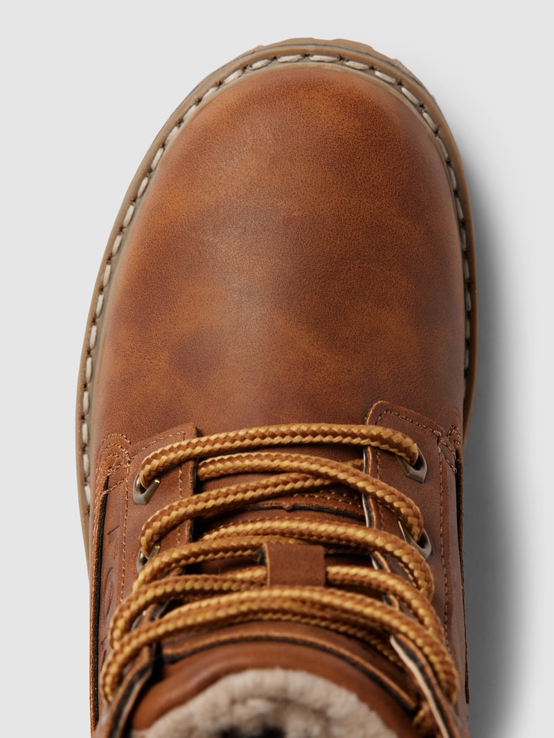 Stiefel mit Label-Prägung in camel