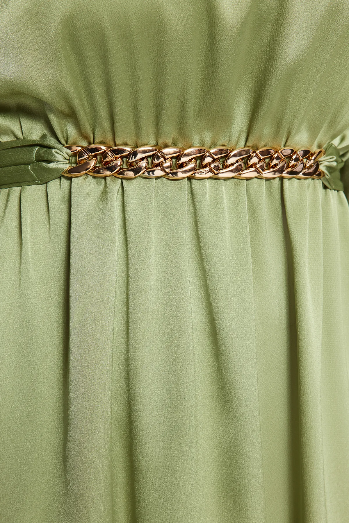 Trendyol Modest  Grünes gewebtes Abendkleid mit drapiertem Kragen und Manschetten, Gürtel TCTSS22EB0142
