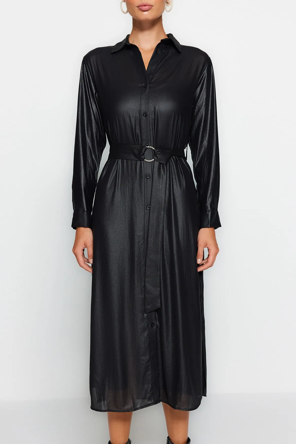 Trendyol Collection  Schwarzes, gewebtes Maxi-Hemdkleid mit Gürtel TWOAW24EL00325