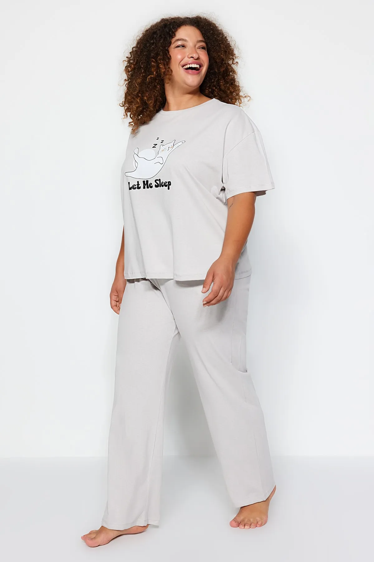 Trendyol Curve  Hellgraues bedrucktes Pyjama-Set aus Strick TBBAW24AI00003