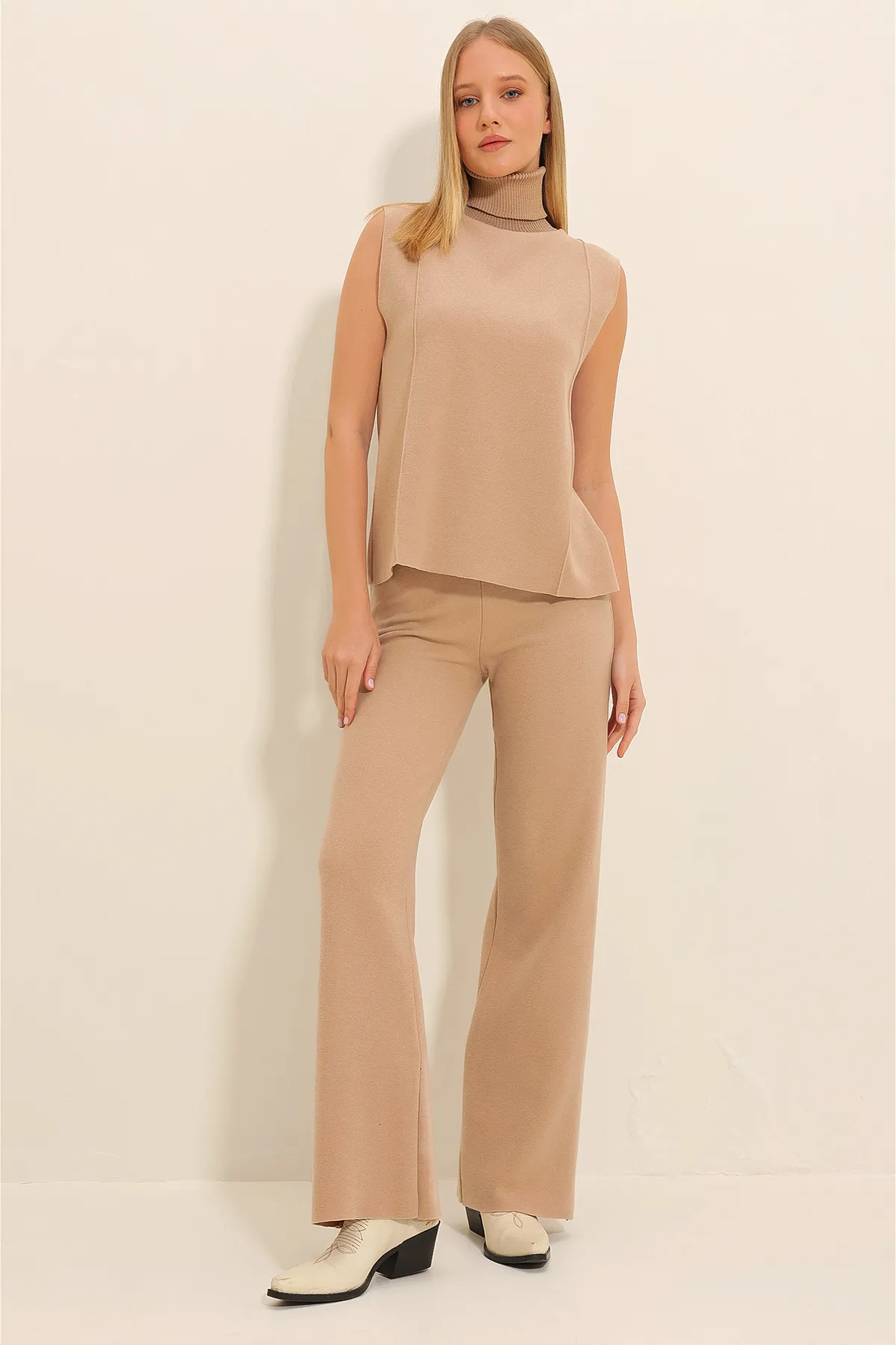Trend Alaçatı Stili  Damen-Anzug in Beige mit Rollkragen, vorne genäht, Thessaloniki-Strickstrickhose, Pullover-Anzug ALC-X11302