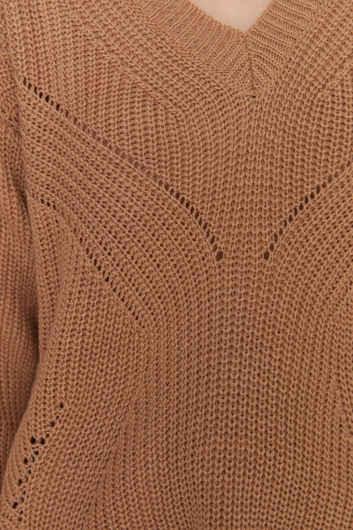 Trendyol Collection  Kamelfarbener Strickpullover mit Lochmuster TWOAW21KZ0690