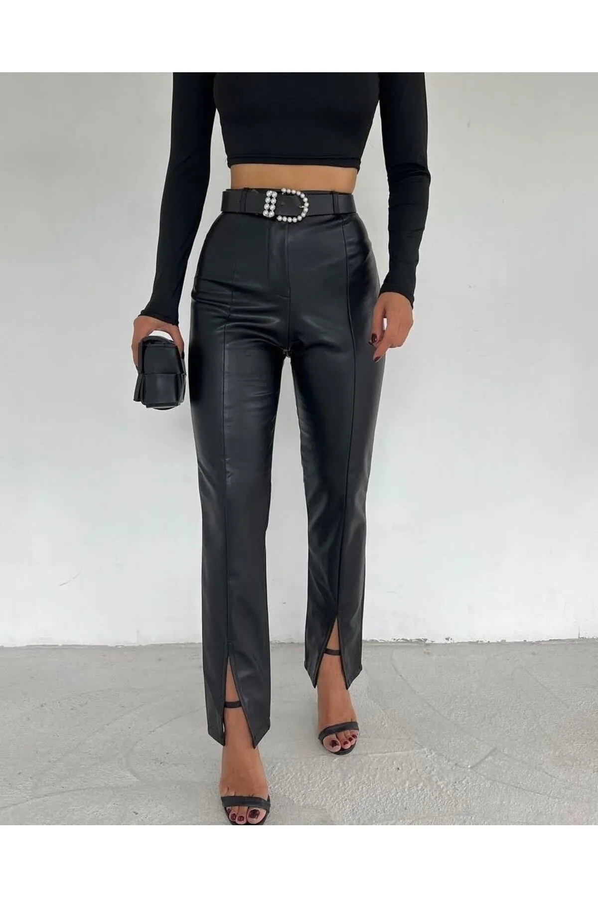 MERSİ  Schwarze Kunstlederhose mit Schlitzen an den Beinen und gerippter Innenseite