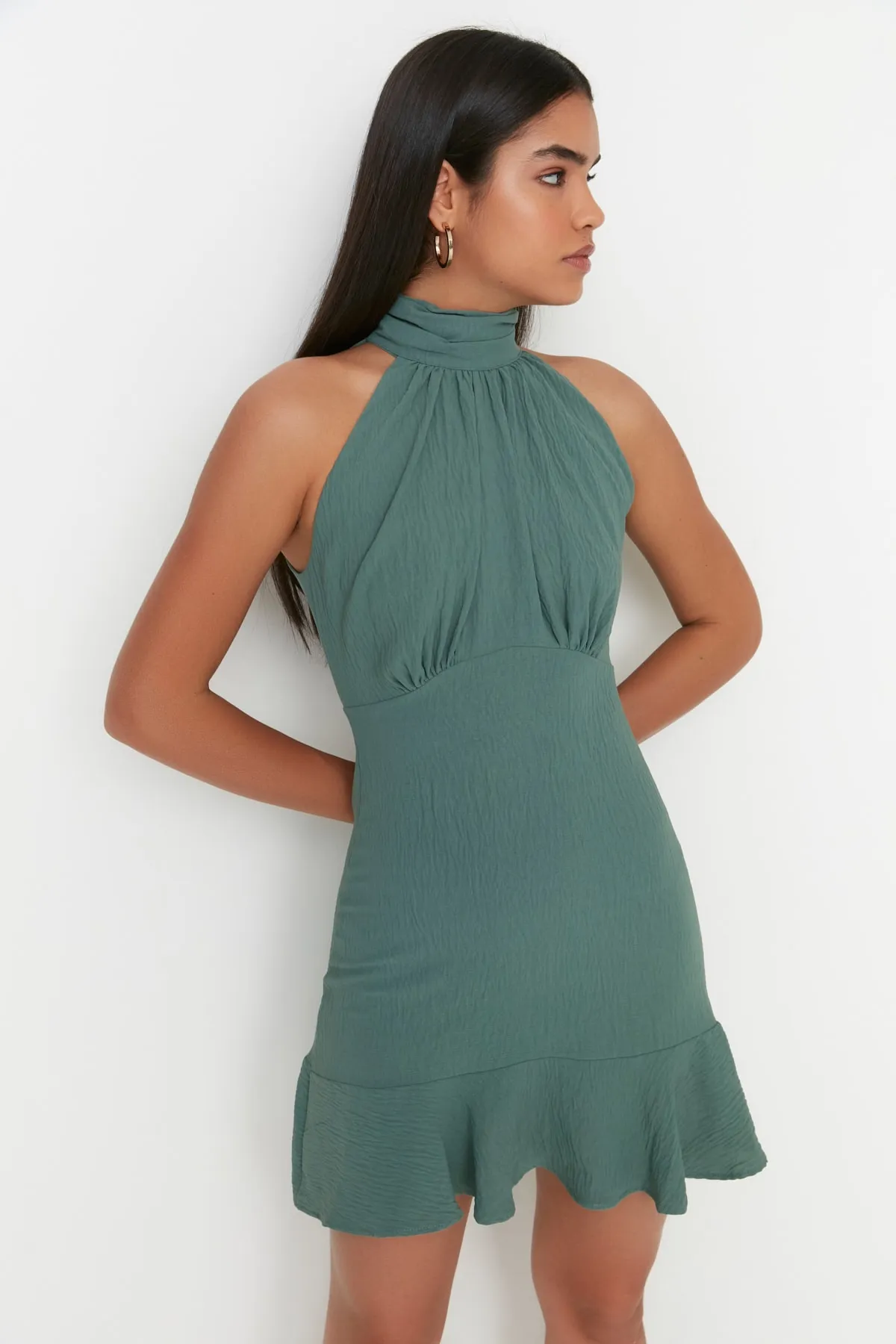 Trendyol Collection  Khakifarbenes, figurbetontes, gewebtes Mini-Neckholder-Kleid TWOSS21EL1538
