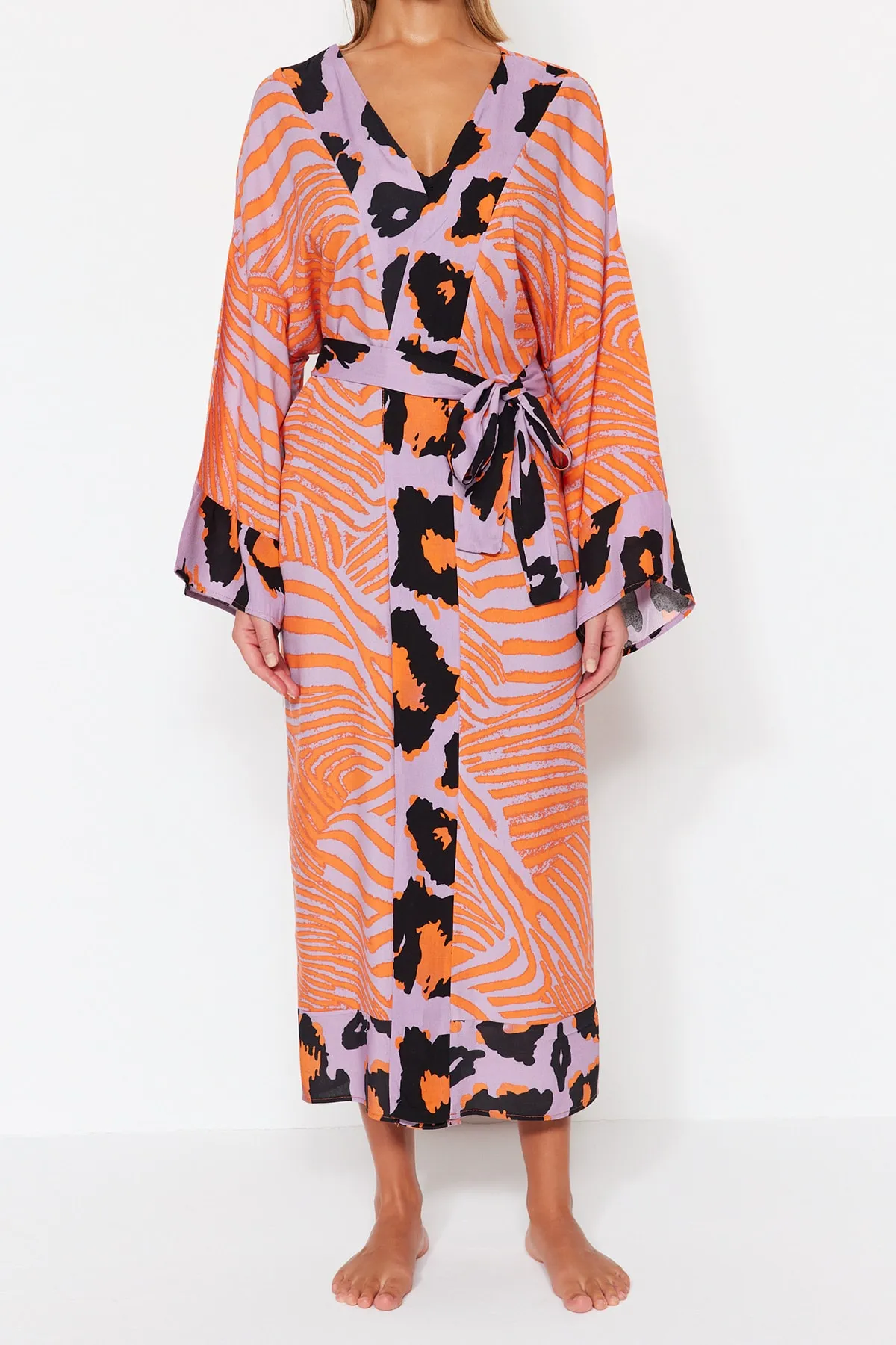 Trendyol Collection  Gewebter Maxi-Kimono und Kaftan mit Tiermuster und Gürtel TBESS21KM0171