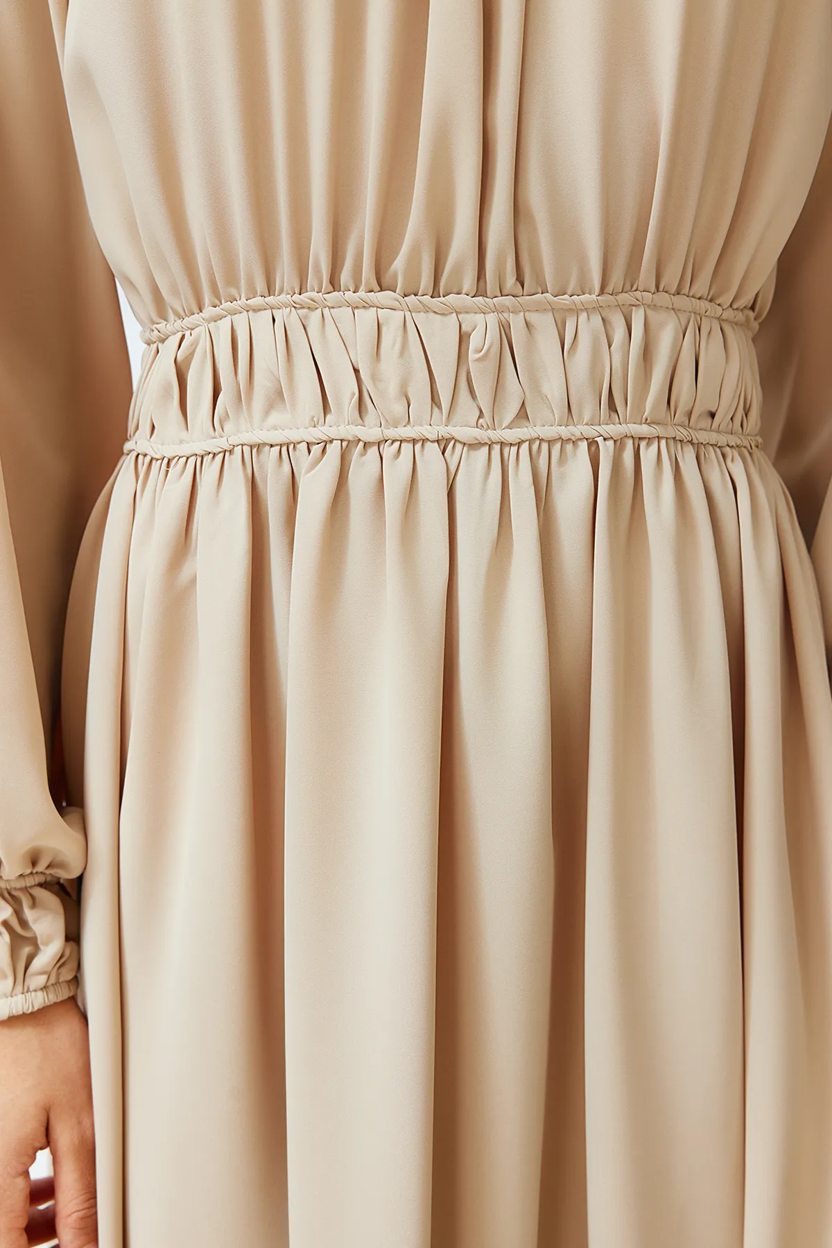 Trendyol Modest  Beigefarbenes, detailliertes, gewebtes Kleid mit Stehkragen, Taille und Ärmeln TCTSS24EB00083