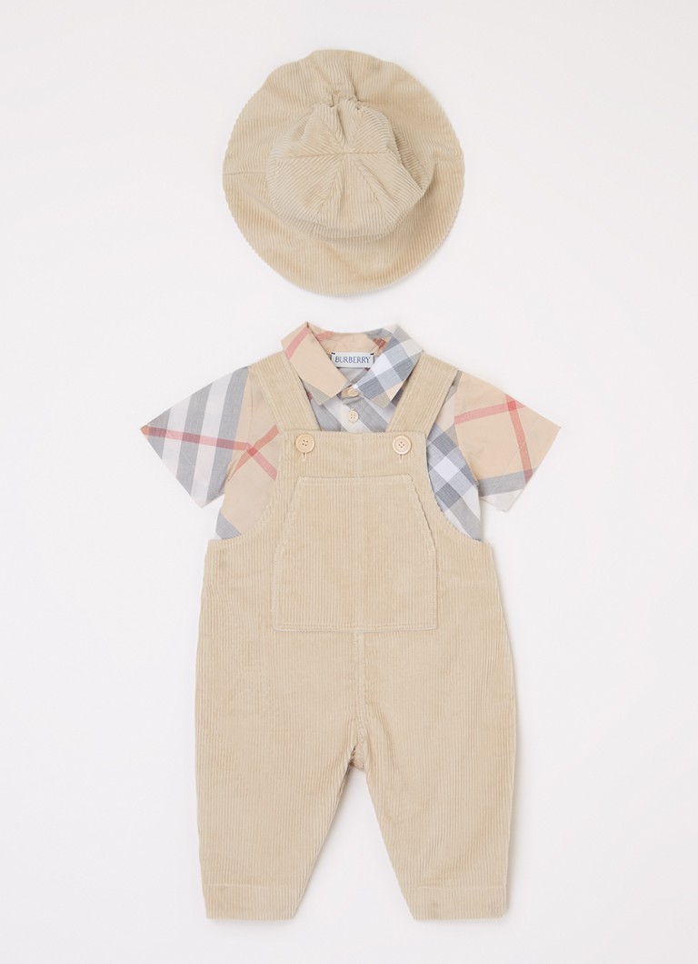 Costum Burberry Darwin din trei piese: salopetă, cămașă și pălărie tip găleată.