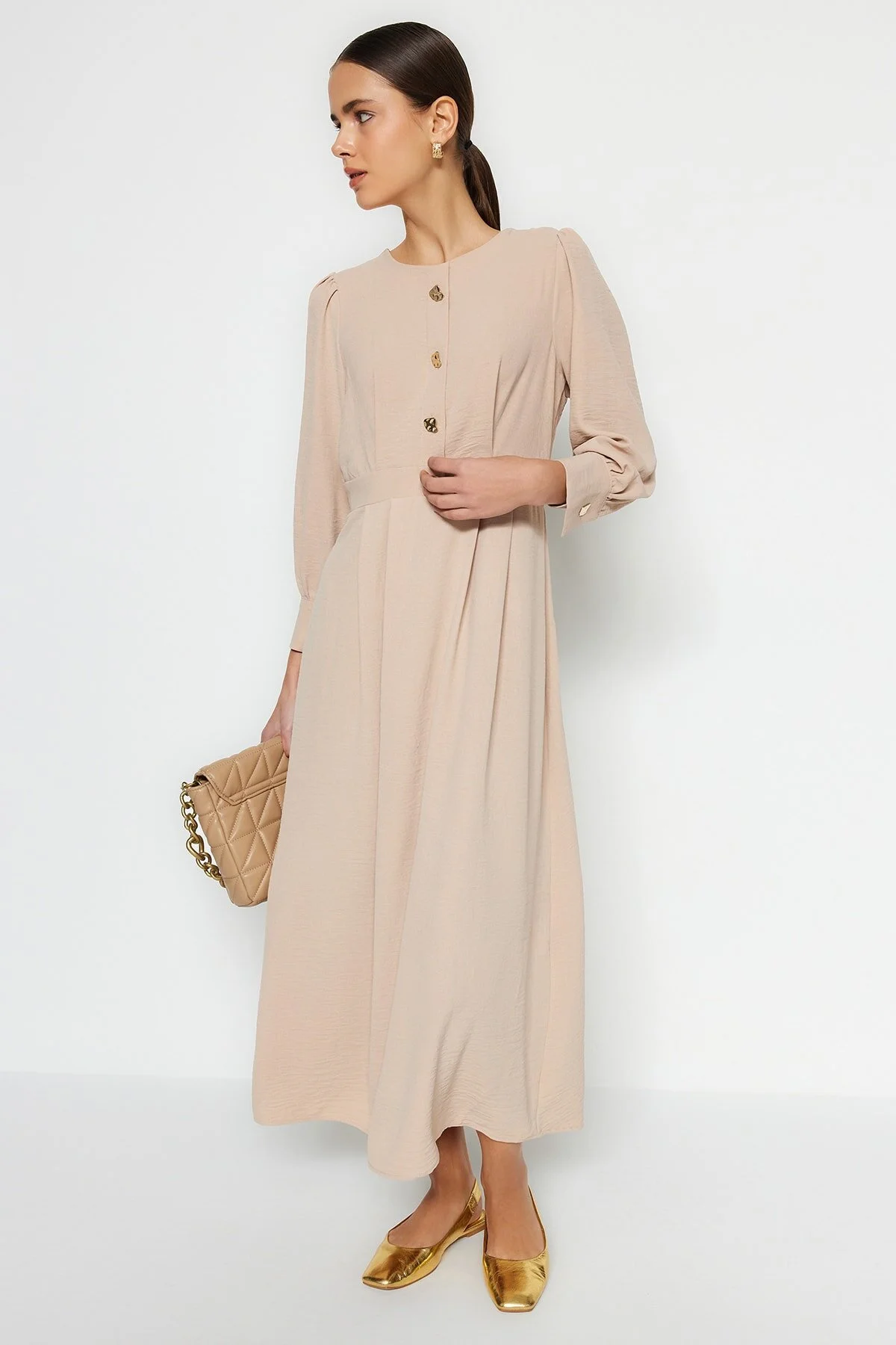 Trendyol Modest  Hellbeige Aerobin-Gewebtes Kleid mit goldenen Knöpfen TCTSS23EB00361